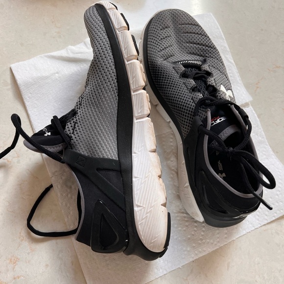 Women’s size 9 Under Armour sneakers - Picture 8 of 10